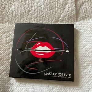 Makeup Forever Lip Palette - Vibrant Red & Classic Black
